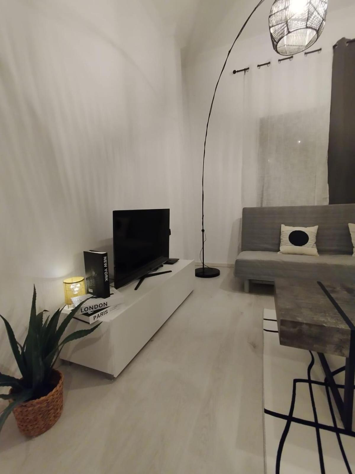 Black N' White Cozy Housegarden Alexandroúpolis Ngoại thất bức ảnh
